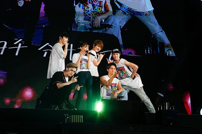 新浪娱乐讯 偶像组合aaa28日在大阪举行演唱会,现场气氛十分热闹.