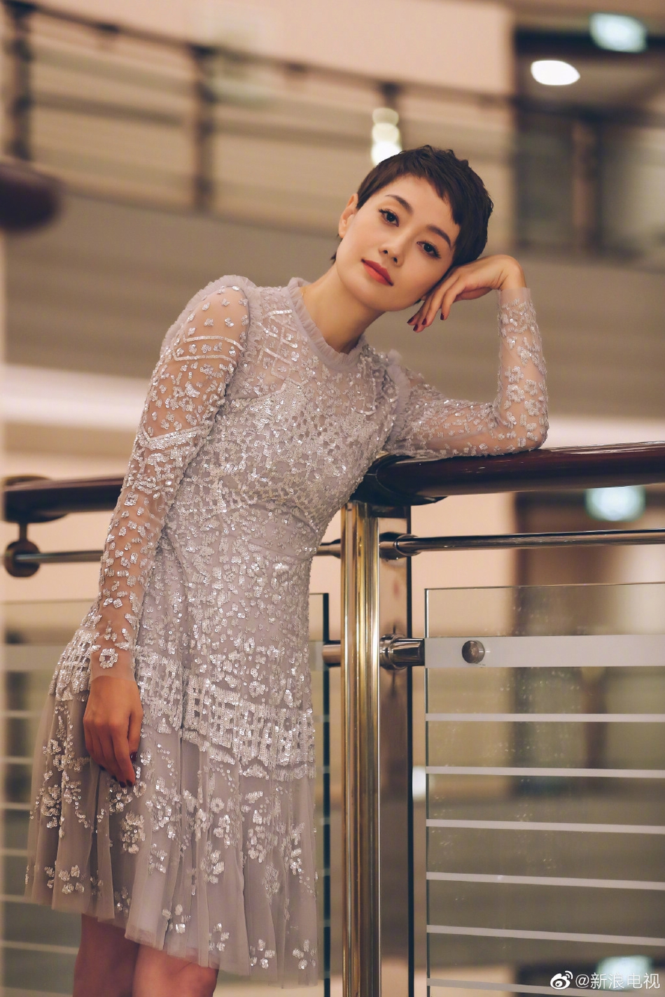 评委马伊琍亮相白玉兰酒会,薄纱亮片裙性感优雅 zt