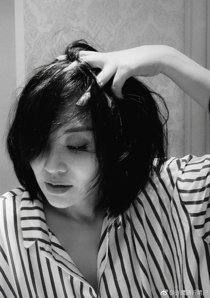 许晴对镜头卸妆毫不拘束,黑白滤镜下笑容依旧灿烂优雅 zt
