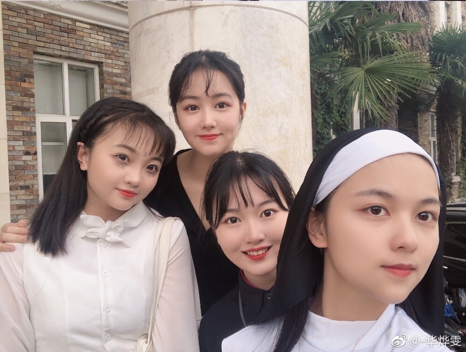 一群漂亮小姑娘!20岁林妙可和同学合影曝光 zt