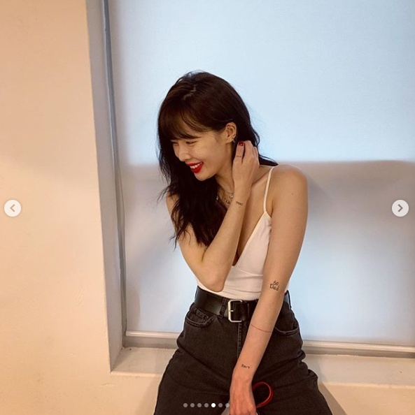 [女神新照]泫雅的紧身吊带秀你觉得什么水平? zt