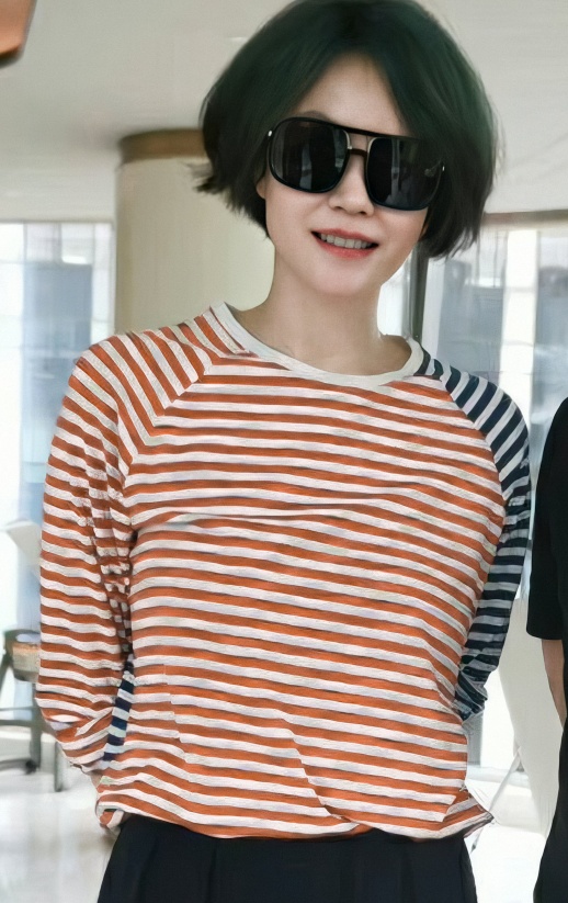 王菲最新状态曝光,染了绿发精神状态和气场依旧足 zt