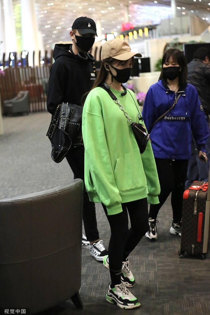 于小彤全身黑色系look,还不满足的戴着黑色口罩,整个人被严严实实的裹