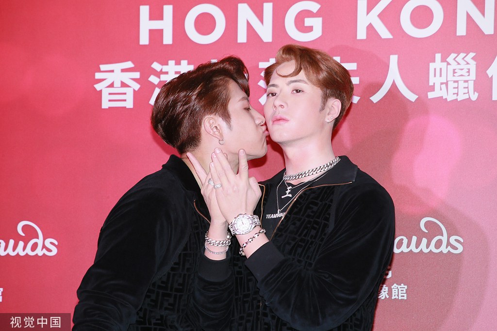 王嘉尔狂亲蜡像超可爱转眼切换港男酷炫风zt