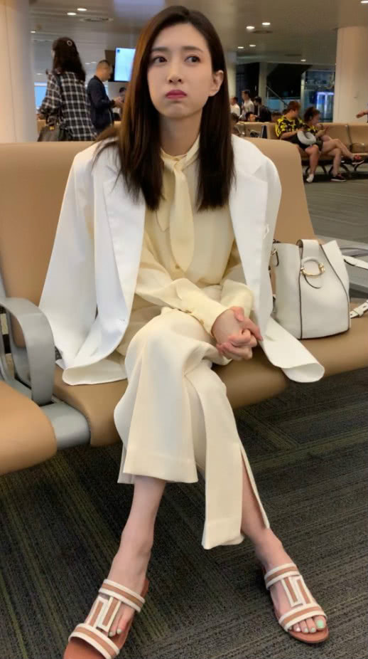 江疏影的"t字鞋"要火了,爱涂指甲油的女生可不能错过,绝配! zt