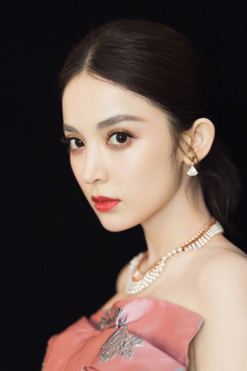 古力娜扎金属粉上衣,配酒红长裤,这波你给几分? zt