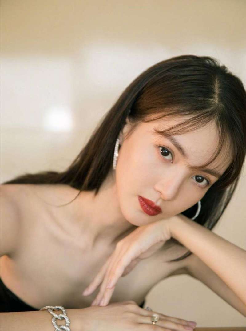 金晨一身黑色长裙写真,高贵冷艳,女神范儿十足!