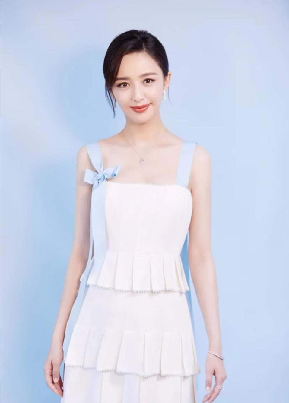 佟丽娅一身白衣造型优雅高贵迷人zt