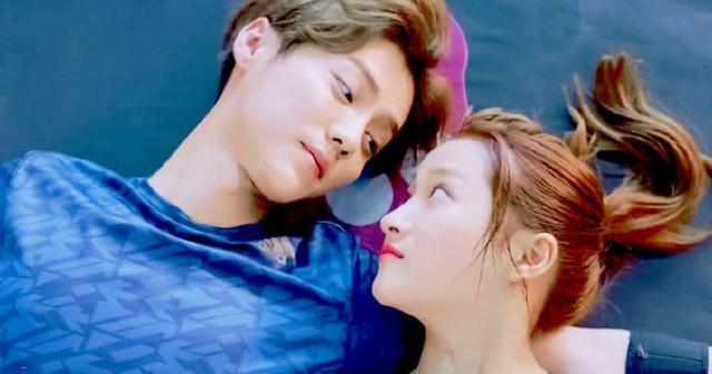 关晓彤与男友同游日本深夜晒自拍手上戒指抢镜zt