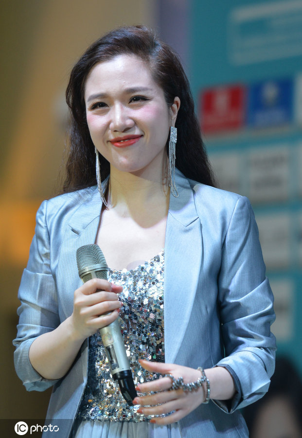 2019年4月27日,歌手胡杨林现身安徽省阜阳市为观众演唱歌曲.