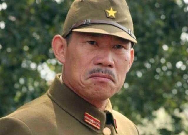 在杨清文车上副驾驶位置的导演陈健问:咱们车上有没有会说日语的演员?