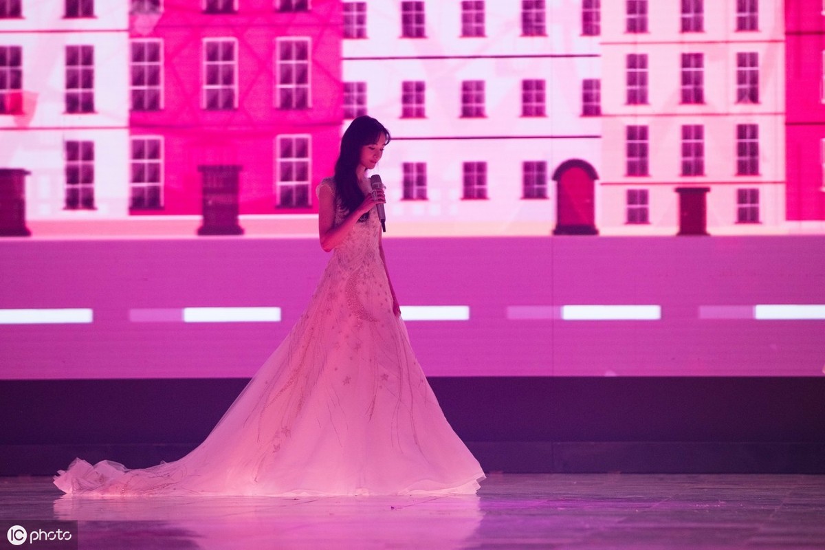 郑爽白色星辰礼服亮相狮晚这波什么水平zt