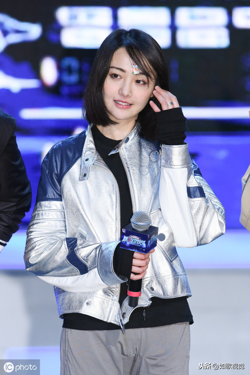 郑爽现身成都机场衣着简约大秀美腿一举一动婀娜多姿特别吸睛zt