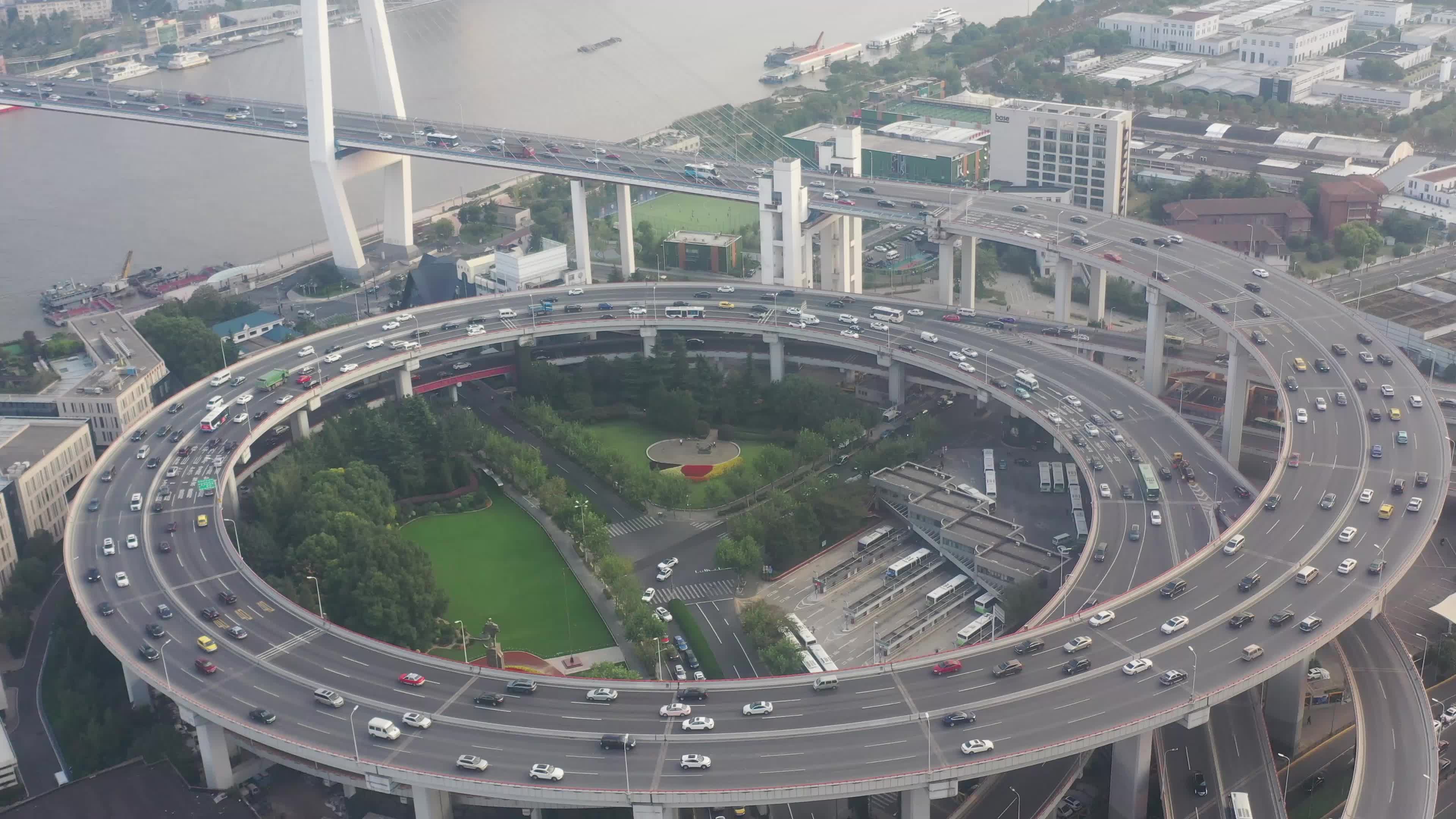 无人机航拍上海南浦大桥螺旋引桥犹如盘龙很壮观zt