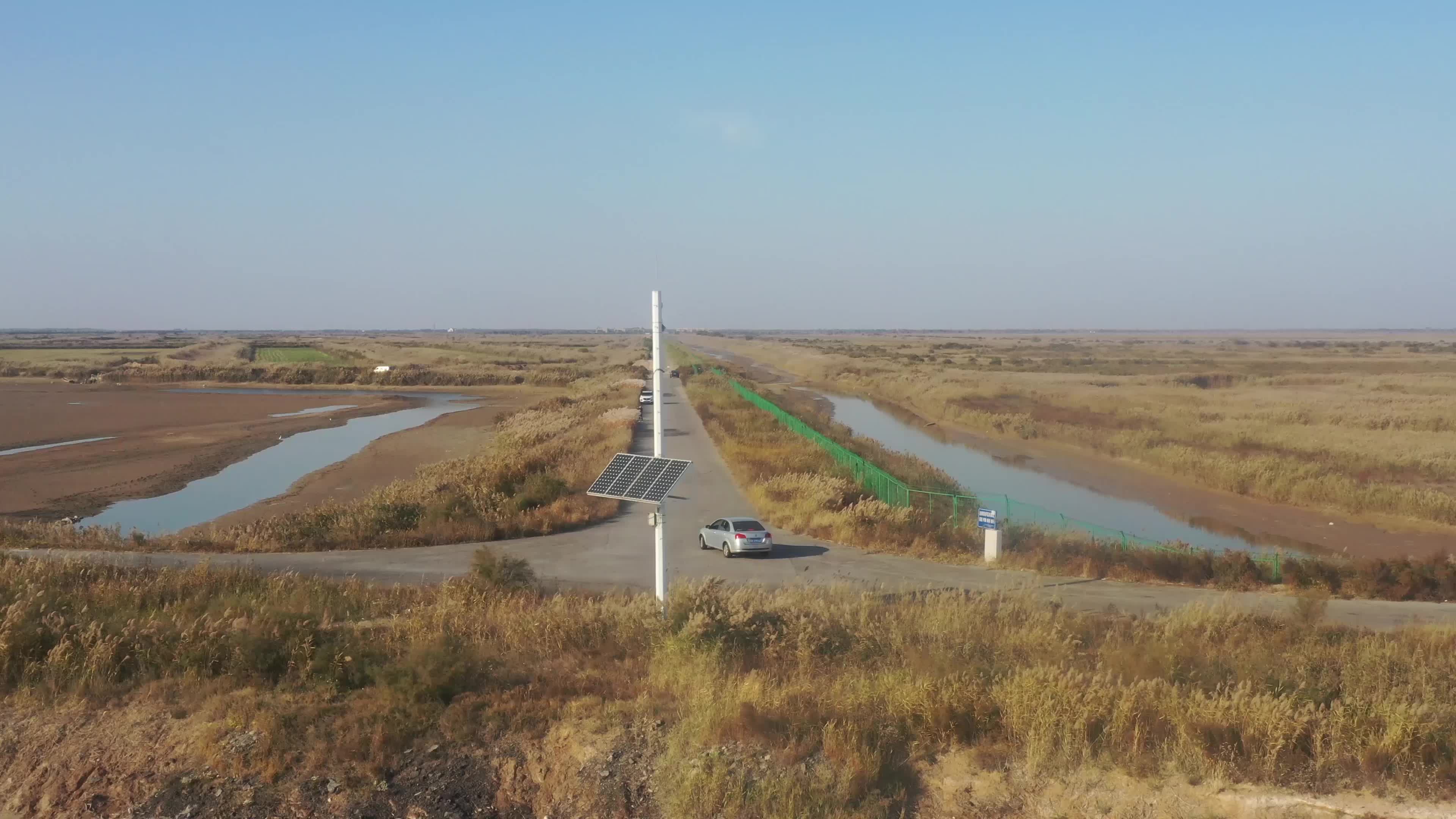 无人机航拍黄河三角洲广袤的盐碱地一望无际天空飞过一群鸟zt