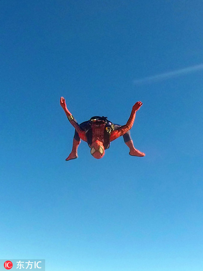 蜘蛛侠高空玩跳伞,这些经典pose你见过吗? zt