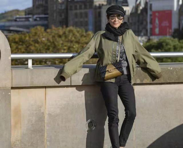 刘嘉玲晒机场美照引争议,被指像一只猎豹 zt