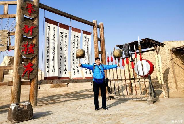 比武台.比较特别的是两边红色的字.拳打猛虎,字体似人的特征拼起来.