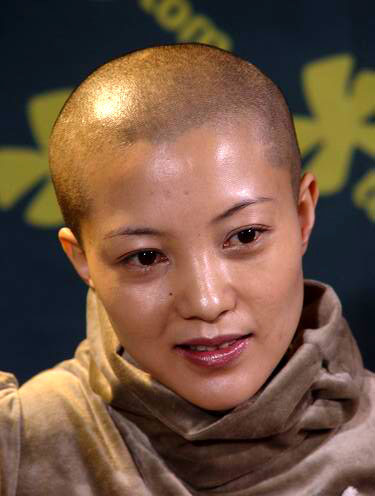 两次登上央视春晚,18岁生女,曾和逃犯同居三年成光头,如今幸福 zt