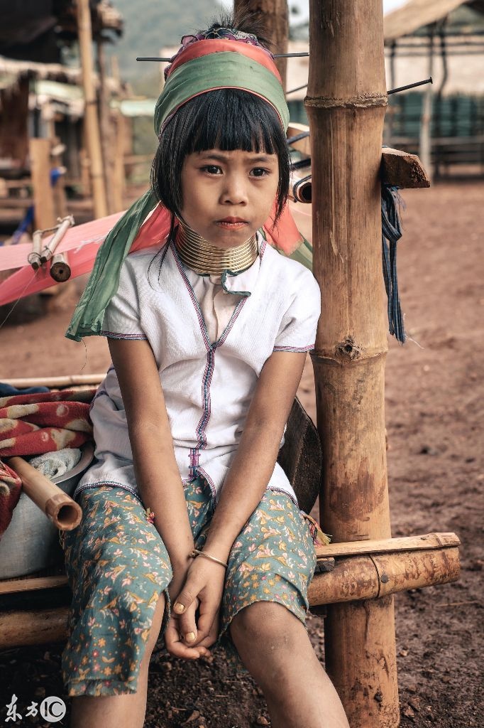 缅甸克耶邦女性,佩戴铜项圈"拉长"脖子,脖子越长越美 zt