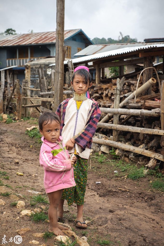 缅甸克耶邦女性,佩戴铜项圈"拉长"脖子,脖子越长越美 zt