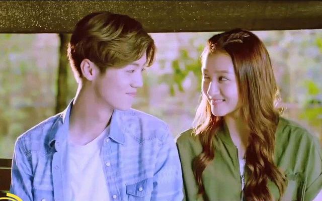 关晓彤与男友同游日本深夜晒自拍手上戒指抢镜zt