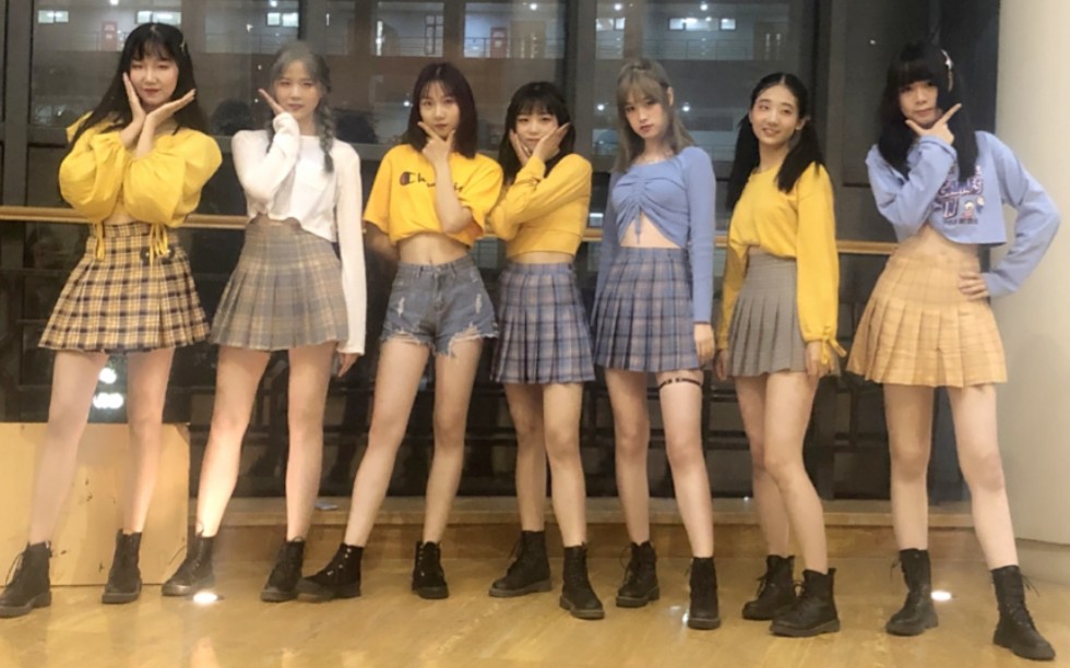 华东理工大学迎新晚会一群小姐姐翻跳aoa怦然心动