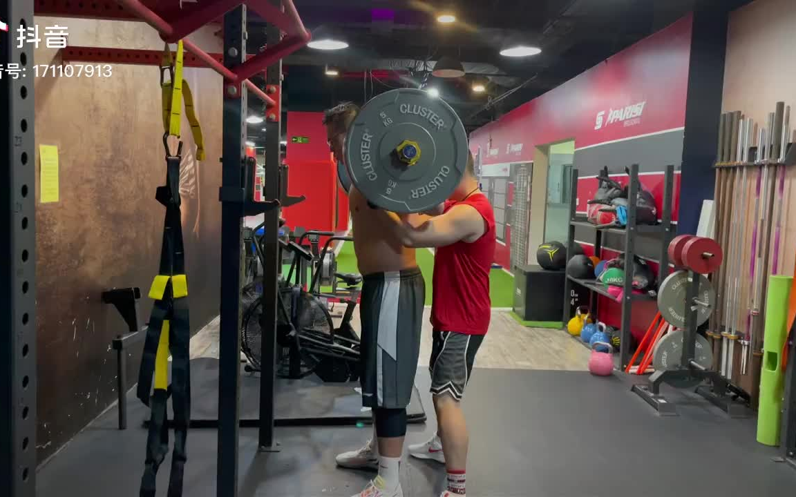 休赛期体能训练挥汗如雨训练师晒万圣伟器械训练