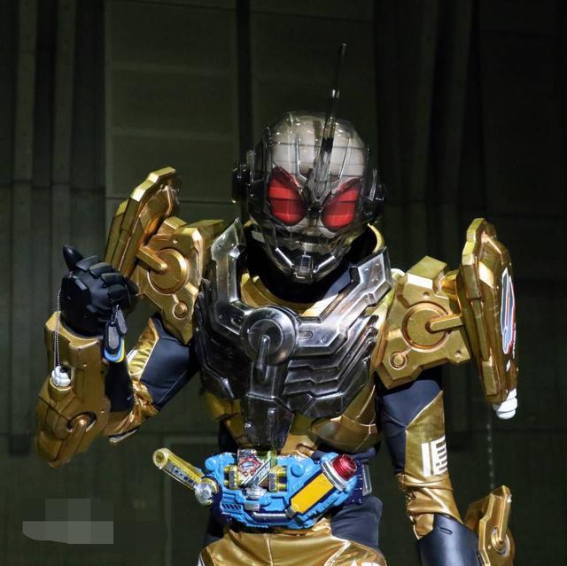 《假面骑士build》中的三骑:假面骑士grease zt