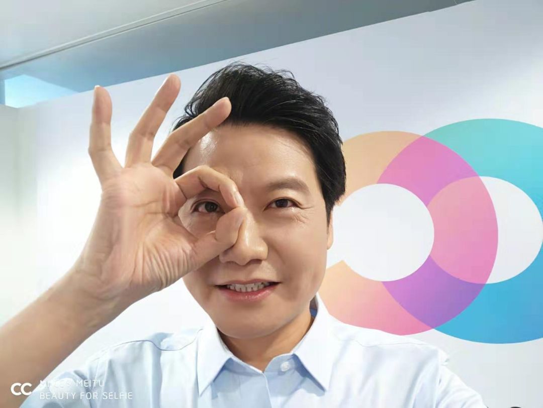 雷军曾在印度小米4i发布会上用带口音的英文进行演讲,其中一句are you