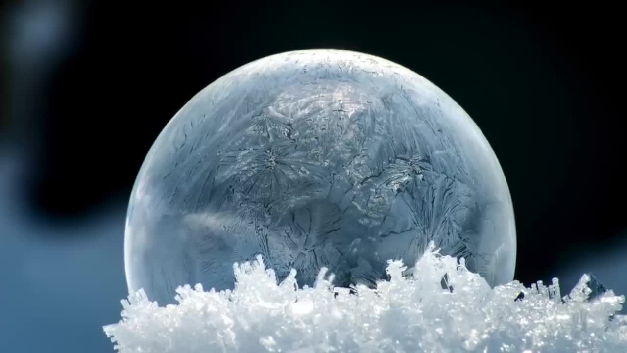 零下19度肥皂泡结冰过程整个泡泡变成小冰泡就像魔法一样zt
