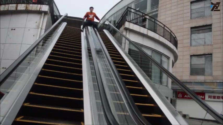 小伙子模仿跑酷鼻祖成龙下电梯比想象中要难得多zt