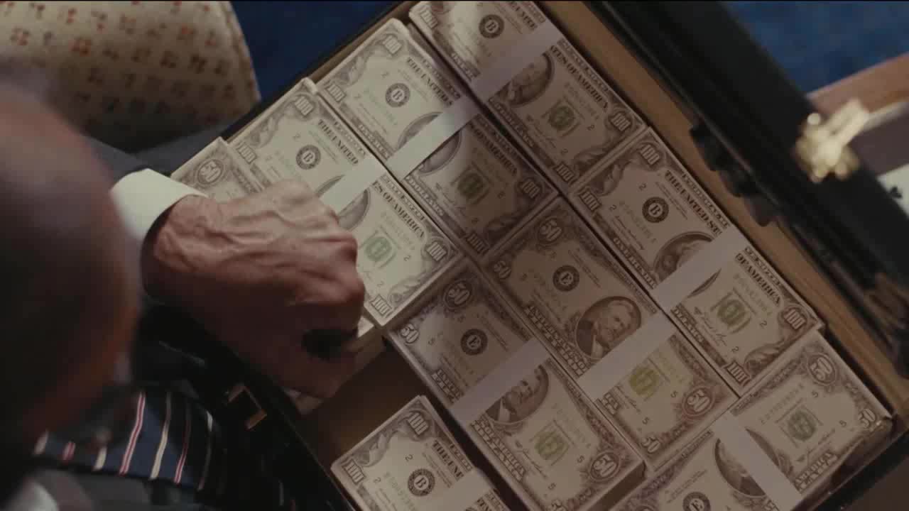 不愧是拿美金点烟的男人几百万美元的生意小马哥一分钟搞定zt