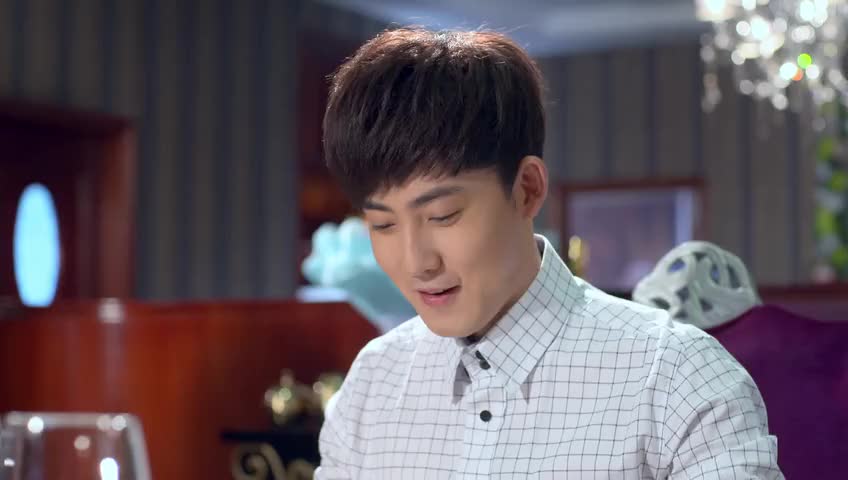 爱的阶梯皓天为秋妍擦嘴一举一动很绅士秋妍忍不住动心了zt