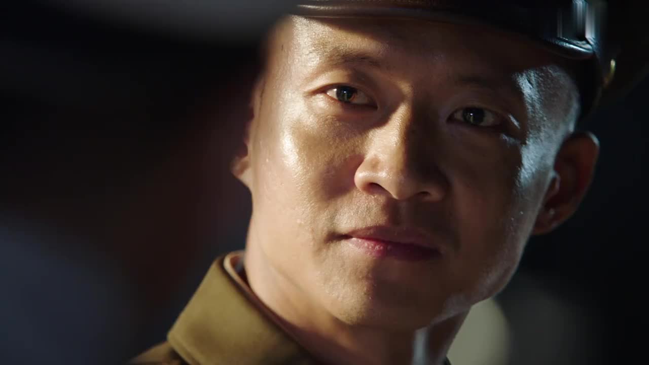 红鲨突击小伙一听团长来了立马躲起来桌上帽子出卖他太逗了zt