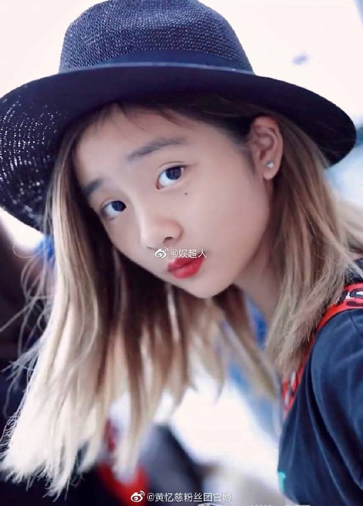 黄磊女儿黄多多把头发染黄了,这操作是什么水平? zt
