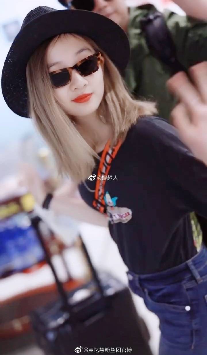 黄磊女儿黄多多把头发染黄了,这操作是什么水平? zt