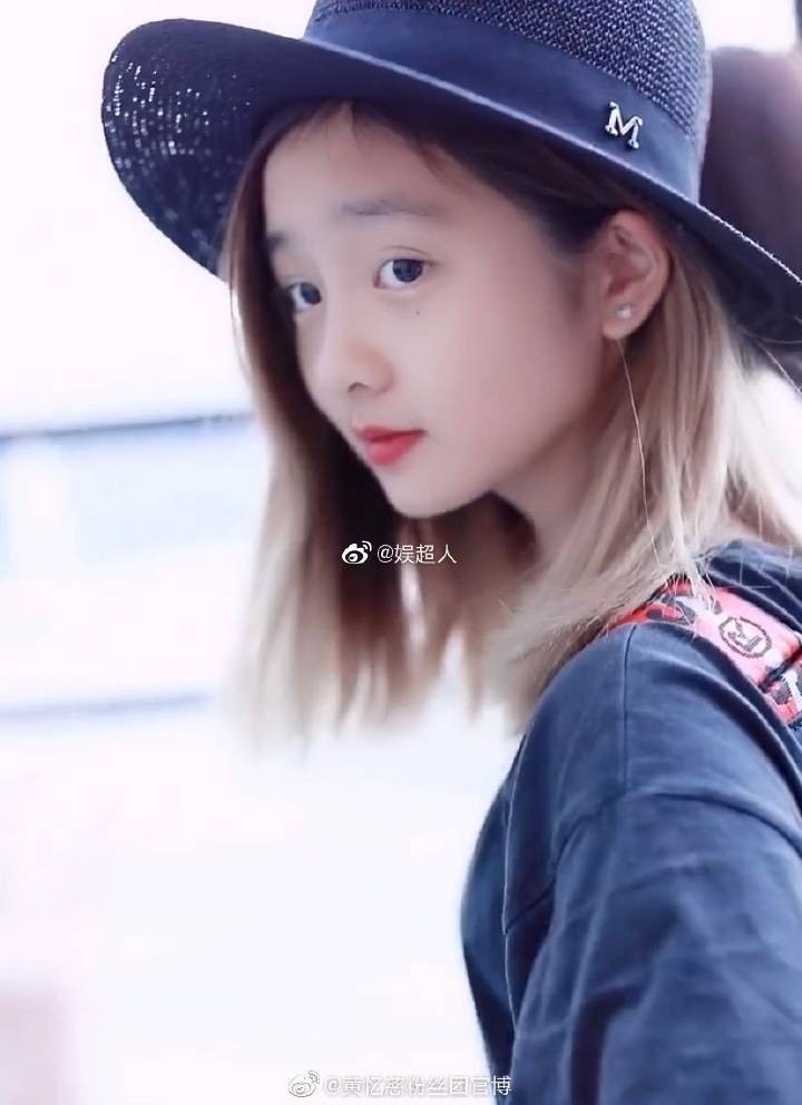 黄磊女儿黄多多把头发染黄了,这操作是什么水平? zt