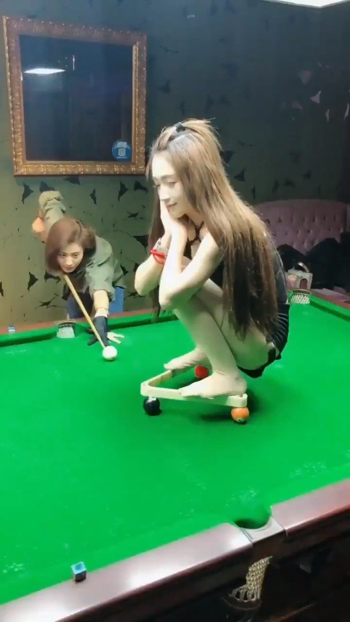 美女大神挑战高难度台球zt