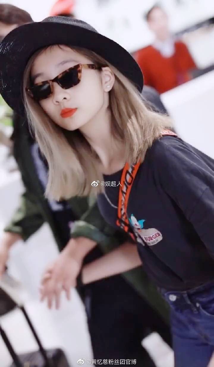 黄磊女儿黄多多把头发染黄了,这操作是什么水平? zt