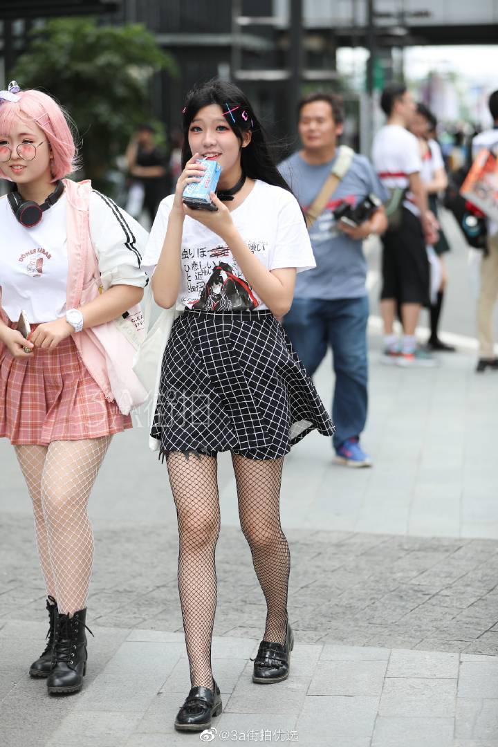 这个有点小可爱的妹子穿的渔网袜什么水平? zt