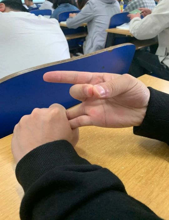 听说这样打响指特别响jr们来试一下zt